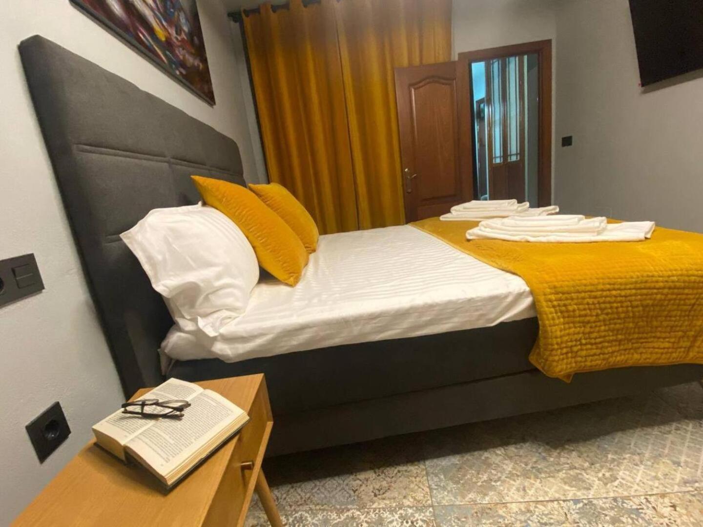 Alma De Malaga 2Br Stay With Art History & Comfort In The Heart Of The City Luaran gambar